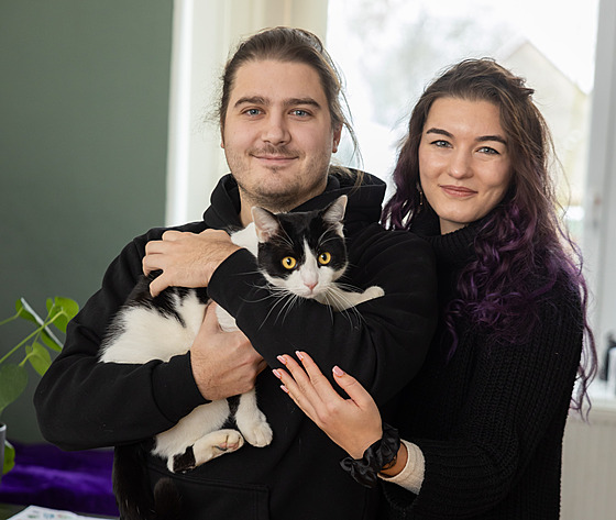Zp�va�ka v dom� �ije s p�ítelem Jaromírem a spoustou zví�at, druhou �ást obývá...