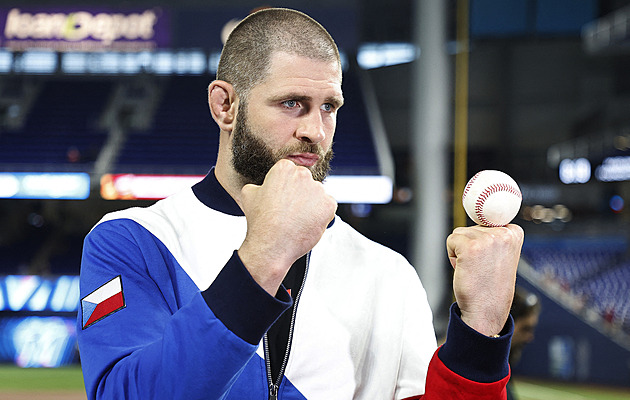 Švihá se kopřivami, plave pod ledem. I proto v Americe milují rváče Procházku