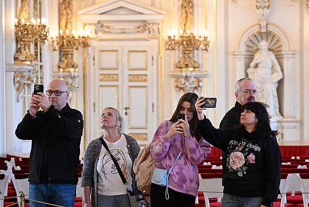 Pražský hrad se otevřel lidem. Mohou navštívit sály i zahrady, zájem je velký
