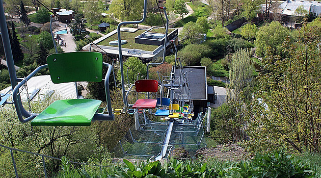 Muž v pražské zoo spadl z lanovky ve čtyřmetrové výšce, má lehká poranění