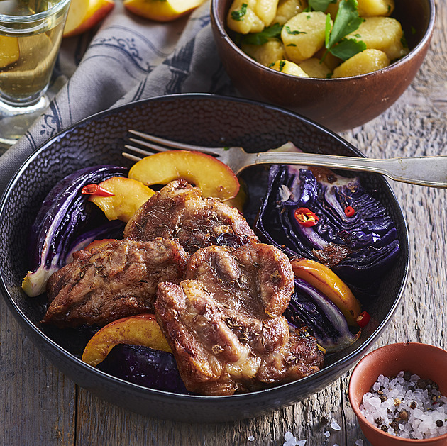 Pečená krkovička na červeném zelí s jablky a chilli: Moderní twist na českou klasiku