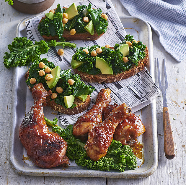 Pečené kuře na medu a hořčici: Recept s křupavým salátem z kadeřávku a cizrny