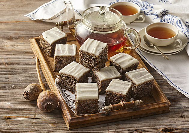 Vláčný makovec se zakysanou smetanou a citronovou polevou: Recept, který se nerozpadá