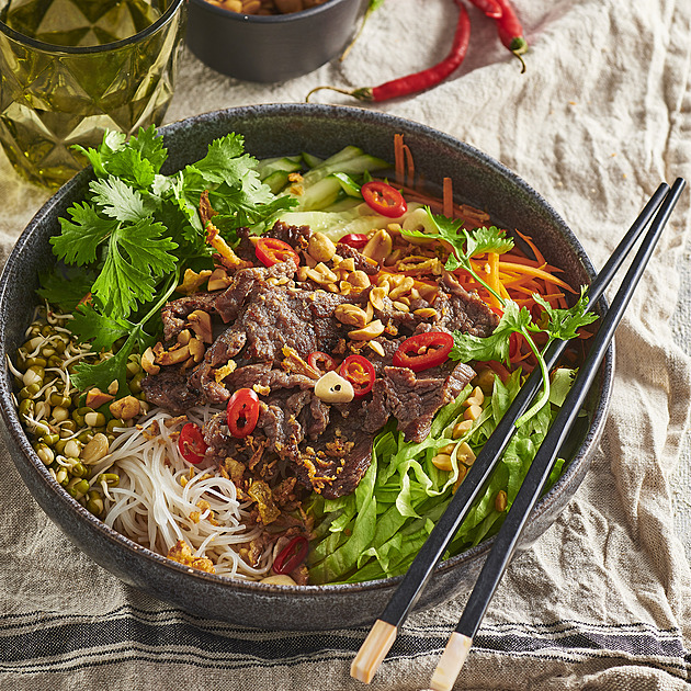Domácí Bun Bo Nam Bo: Recept na legendární vietnamský nudlový salát s hovězím masem