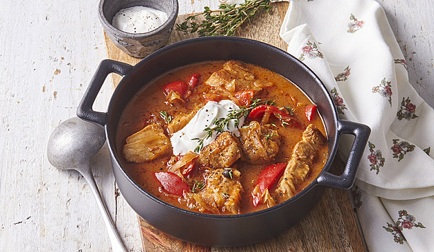 Guláš se zelím a čerstvou paprikou: Sytý oběd z jednoho hrnce, který si zamilujete