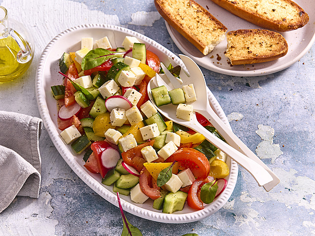Šopský salát s balkánským sýrem: Recept na svěží klasiku se zapečenou česnekovou bagetkou