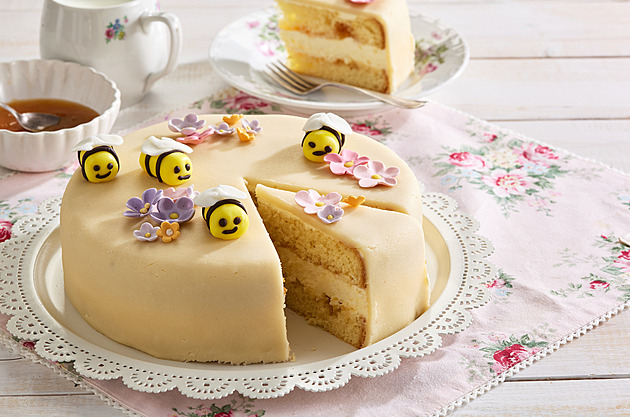 Vláčný jarní dort s podmáslím a marcipánem: Recept na veselý dezert