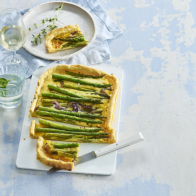 Poctivý slaný quiche s chřestem a goudou: Křupavý koláč, který zazáří na každém stole
