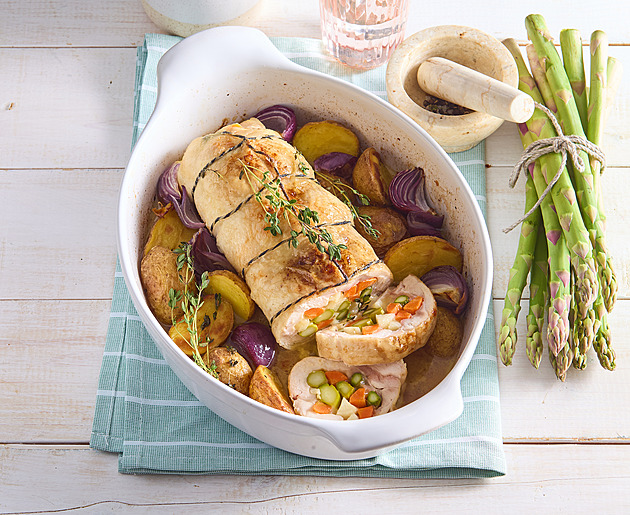 Kuřecí roláda s chřestem a pečeným bramborem: Recept na šťavnatý oběd z jednoho pekáče