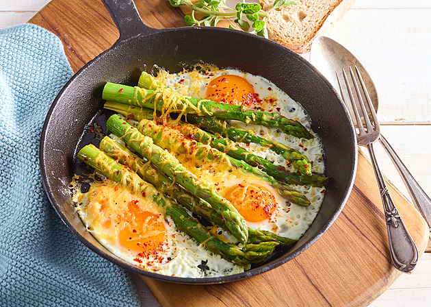 Chřest s vejci z jedné pánve: Rychlá a zdravá snídaně do 15 minut