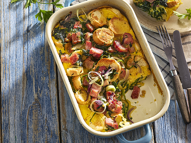 Slaná špenátová žemlovka s uzeným masem a parmazánem: Recept na zapečenou dobrotu