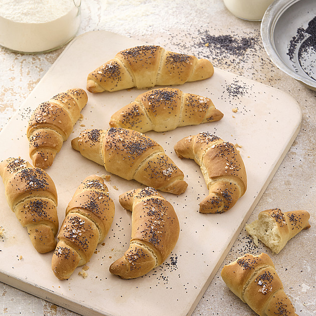 Domácí kynuté rohlíky s mákem: Recept na dokonale nadýchané a křupavé pečivo