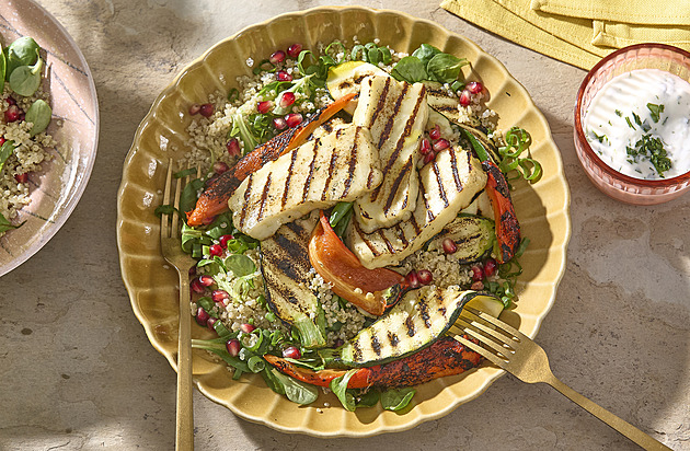 Svěží quinoa salát s grilovaným sýrem halloumi a granátovým jablkem: Ideální lehký oběd