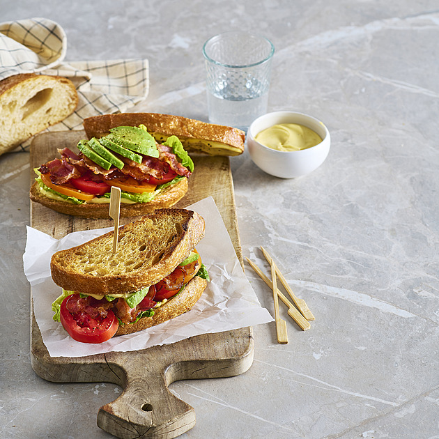 Domácí BLT sendvič s avokádem: Recept na křupavou klasiku, která chutná jako z bistra