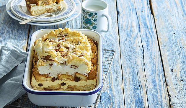 Nadýchaná tvarohová žemlovka se sněhem a mandlemi: Recept na tradiční sladký oběd