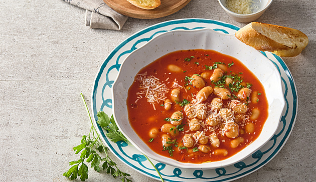 Poctivá fazolová polévka s červeným vínem a parmazánem: Hustá, sytá a hotová za 35 minut