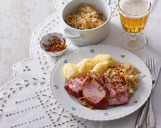 Jihočeské bosáky s uzeným masem a bílým zelím: Recept na tradiční oběd