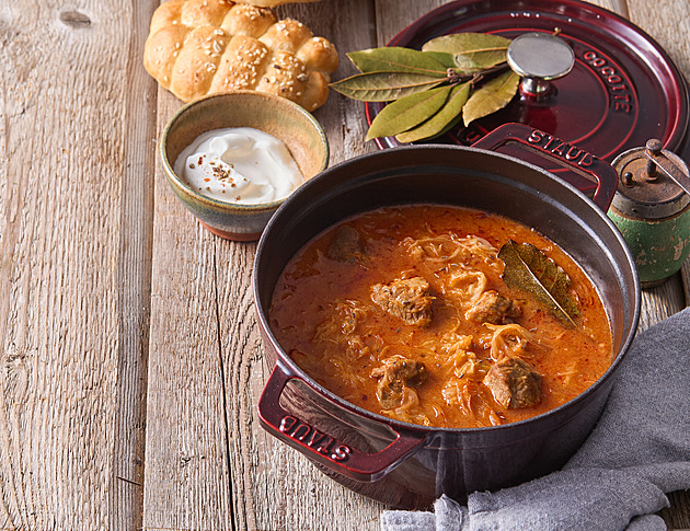 Segedínský guláš z trouby bez míchání: Poctivá klasika téměř bez práce