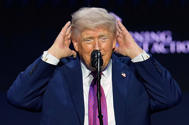 Hodně pije a má nevysvětlitelné absence. Rozlícený šéf FBI žaluje list pro pomluvu