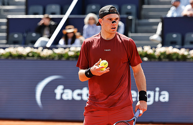 Neobvyklá svačinka. Frustrovaný tenista během tréninku okusoval listí z plotu