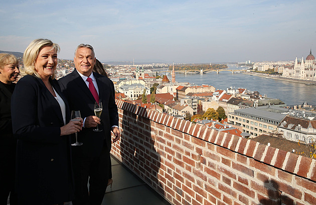 Magyar od prezidenta mával Orbánovi na balkoně. Jeho sídlo nad Budapeští nechce