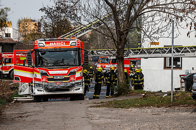 Hasiči po požáru likvidují skrytá ohniska, rypadlo odstranilo nestabilní část střechy