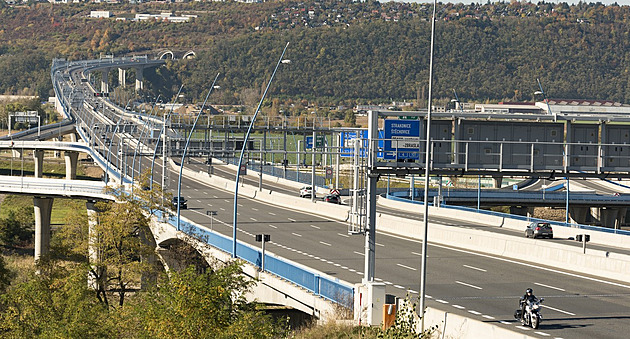Který vede přes Vltavu šikmo a jaký bude Dvorecký? Podívejte se na pražské mosty