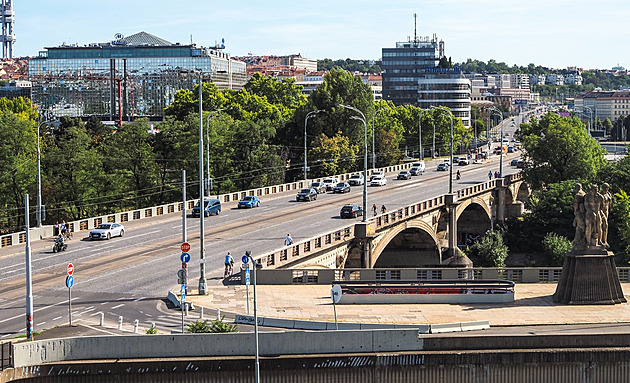 Dlouhá oprava Hlávkova mostu omezí provoz aut, tramvaje neprojedou vůbec