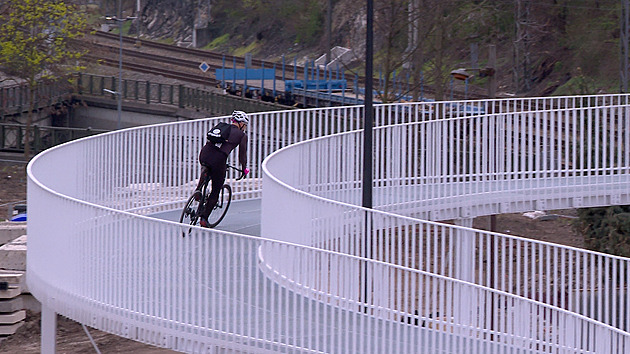 Jako první jsme projeli nový most na kole. Chodníky jsou OK, ale kde si dát pozor?