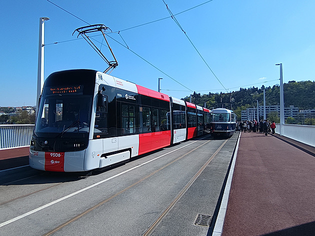 Přes nový most poprvé do práce. Šetří minuty, lidem ale vadí cyklisté či lavičky