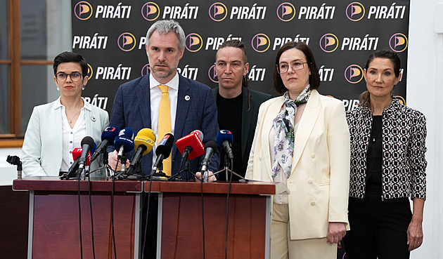Co bude dál s ČT a ČRo? Opozice svolala expertní skupinu, jsou v ní i lidé z médií Co bude dál s ČT a ČRo? Opozice svolala expertní skupinu, jsou v ní i lidé z médií