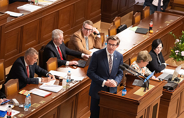 Moc vás tu není, sedm, divila se Schillerová. Zůna odmítl snahu cenzurovat Pavla