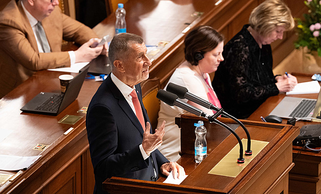 S vámi se nedá bavit, vyčítal Babiš opozici. Mluvil i o definici šílenství
