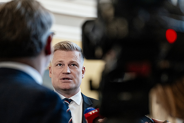 Babiš poví, kdo poletí na summit NATO. Jako doprovod u večeře vadit nebude, říká Turek