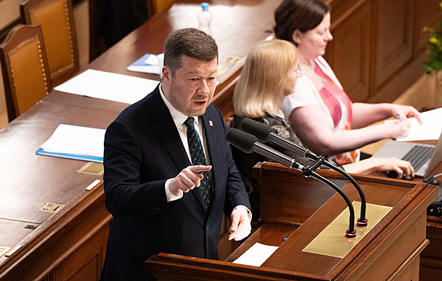 Pryč se členy a schůzemi, to vám volby nevyhraje! Stačí fešák s dobrou vyřídilkou