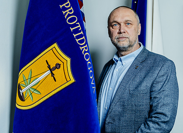 Prodej drog jako zvrácený geocaching. Koks zlevňuje a válcuje Česko, líčí Frydrych