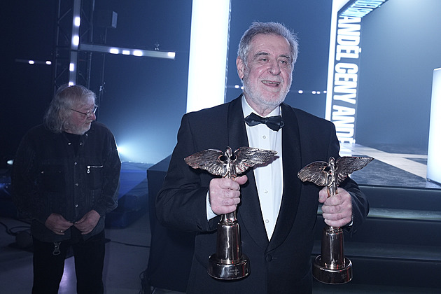 GLOSA: Andělé bouřili nespokojeností. Místo křídel ukazovali vztyčený prostředníček GLOSA: Andělé bouřili nespokojeností. Místo křídel ukazovali vztyčený prostředníček