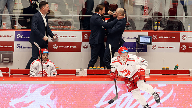 Neokoukaný trenér ve finále. Žabka změnil Třinec, čím se liší od Varadi a Motáka?