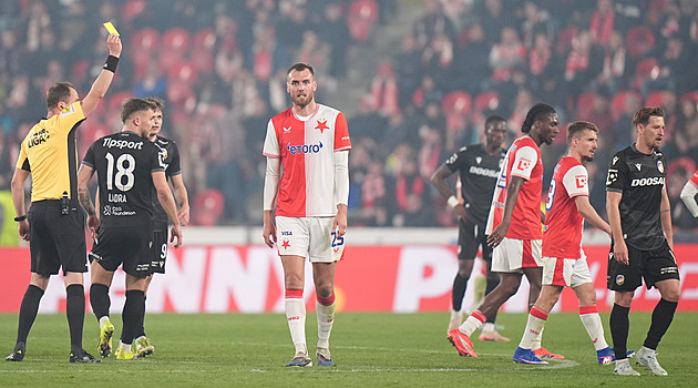 Slavia - Plzeň 0:0, chabý šlágr, domácí kvůli plivanci přišli o vyloučeného Chorého
