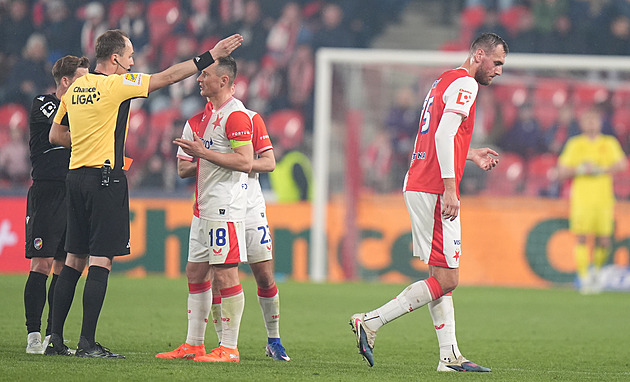 Chorý v průšvihu. Červená karta udělena správně, řekla komise. Jaký dostane trest?