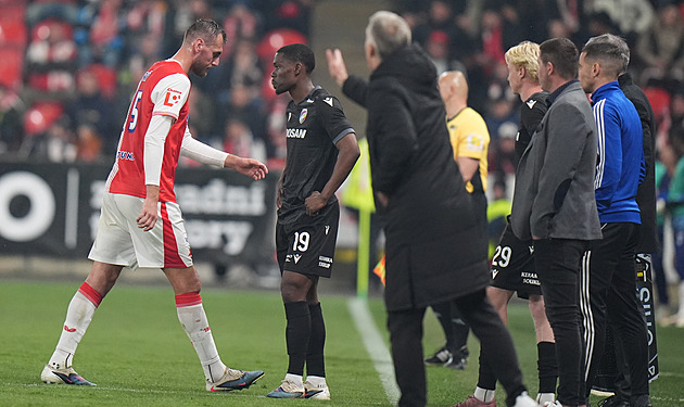 Slavia protestuje proti vyloučení Chorého: Plivnutí nelze prokázat, kartu zrušte Slavia protestuje proti vyloučení Chorého: Plivnutí nelze prokázat, kartu zrušte