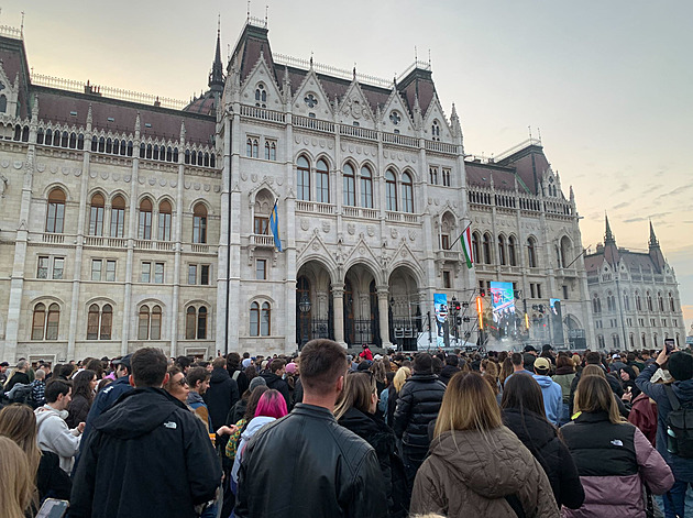 ONLINE: V Maďarsku sčítají hlasy, poslední průzkum věští Magyarovi ústavní většinu