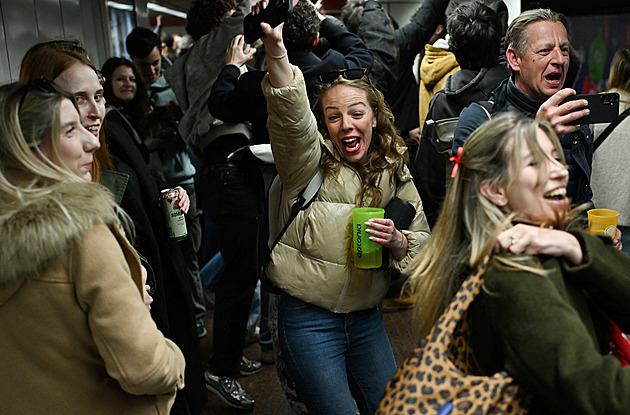 OBRAZEM: „Už jsme ani nevěřili.“ Budapešť zažila po vítězství opozice bouřlivou noc
