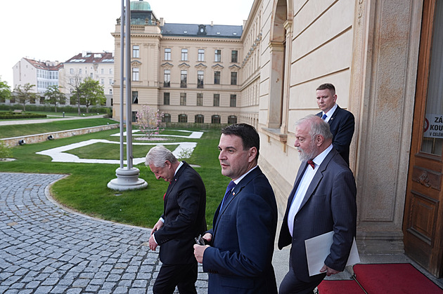 Babiš jedná s šéfem NATO Ruttem, tématem je summit NATO i výdaje na obranu