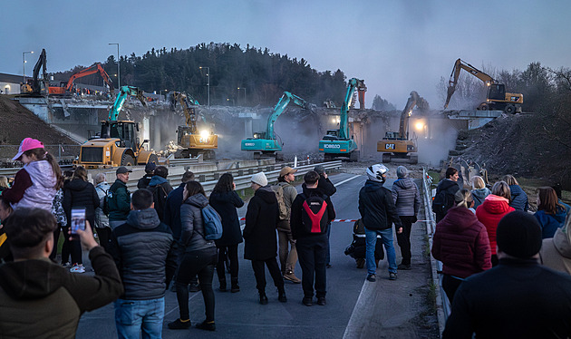OBRAZEM: Více jak půl století starý most v Hodkovicích šel k zemi. Zbořili jej přes noc
