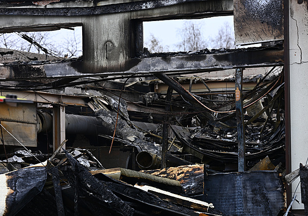 Ve vyhořelém areálu na Semilsku chce firma obnovit výrobu, zatím ji přesune