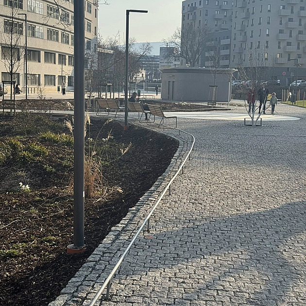 Lidé zakopávali o zábradlí na liberecké náplavce, kraj ho odstranil