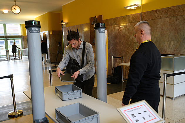 Na úřad kraje jen přes bezpečnostní kontrolu. Detekční rámy odhalí zbraň