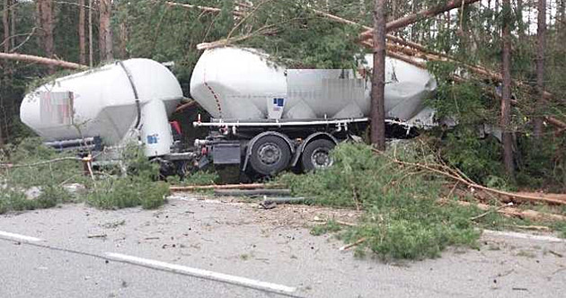 Souprava cisteren skončila na sjezdu z D1 v lese. Porazila několik stromů