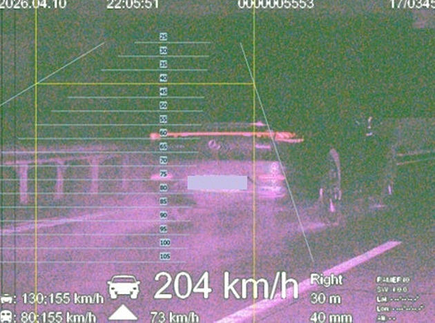 Řidič se po noční mokré dálnici D1 řítil dvoustovkou, na místě přišel o řidičák